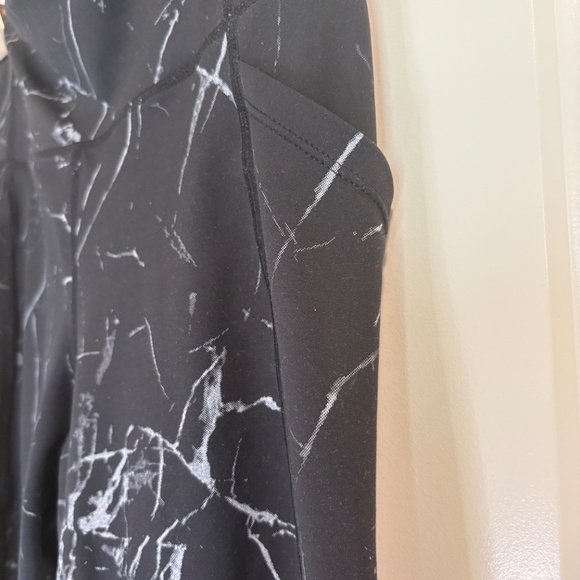 KIAVA Women’s Leggings Size Medium Pockets Black and White Marble Activewear - Picture 3 of 7